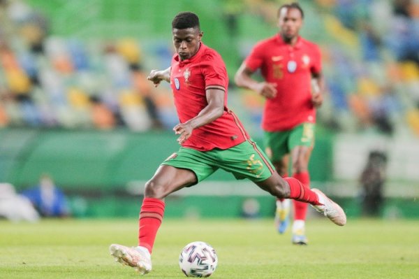 Nuno Mendes: I pass the ball t
